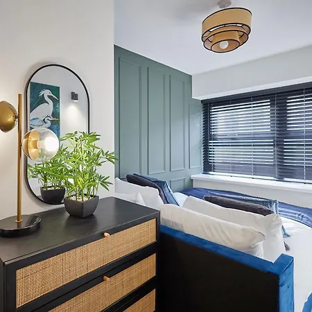 Host & - The Enterprise Apartment